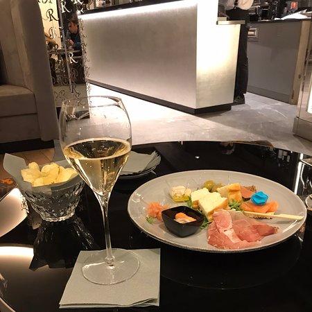 Sparkling Lounge Bar & Restaurant